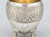 un bol ancien en argent orné d'un motif représentant un oiseau et des fleurs