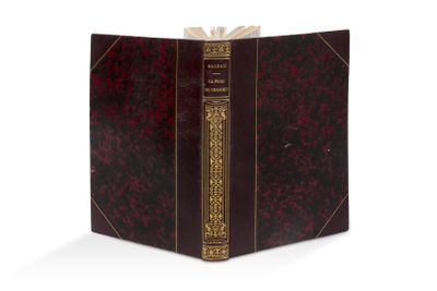 un livre rouge avec des bordures dorées et une bordure dorée sur la couverture