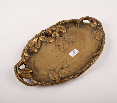 un plateau ancien en laiton orné de fleurs et de feuilles