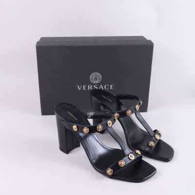 VERSACE. Paire de sandales à talons en cuir de veau noir, av…