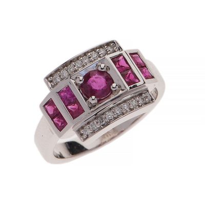 une photo d'une bague ornée de pierres roses et de diamants