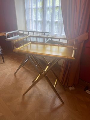 une table placée devant une fenêtre