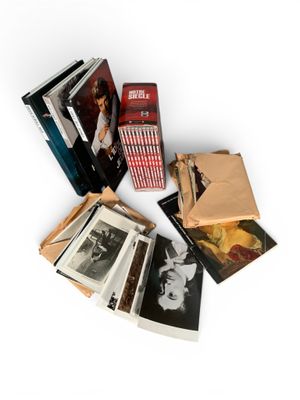 plusieurs livres sont empilés sur une surface blanche