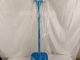une pelle en plastique bleue posée sur un drap blanc