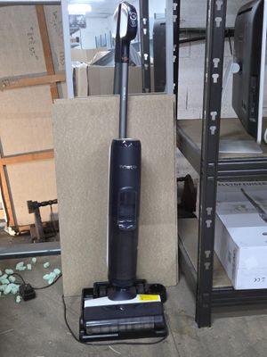 un aspirateur posé sur le sol à côté d'une boîte