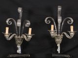paire d'appliques murales anciennes en métal argenté, montées sur des socles en marbre noir