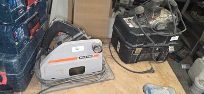 une photo d'une pièce où il y a beaucoup d'outils par terre