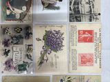 de nombreux types de cartes postales sur la table