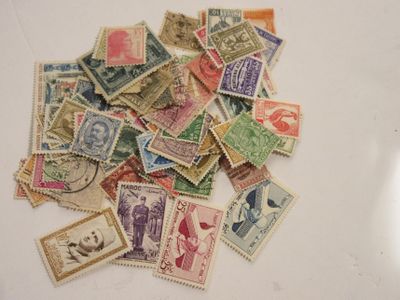 une pile de vieux timbres posée sur une table