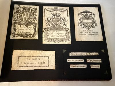 une photo montrant une pile de vieux papiers posés sur une table