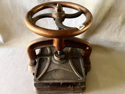 une machine à l'ancienne posée sur une table