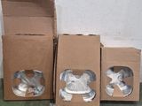 trois cartons de chaussures posés par terre les uns à côté des autres