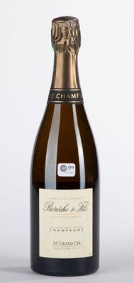 une bouteille de champagne sur fond blanc, avec un fond blanc