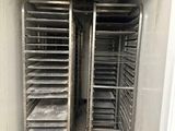 une photo d'une pièce où se trouvent plusieurs plateaux de nourriture
