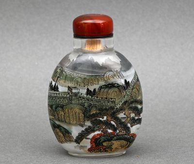 une image représentant une bouteille en verre avec une peinture à l'intérieur