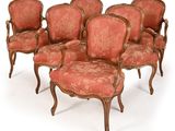 six chaises et une table avec un revêtement rouge, revêtement rouge, revêtement rouge, revêtement rouge, revêtement rouge, revêtement rouge, revêtement rouge, revêtement rouge