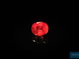 un diamant rouge sur une surface noire