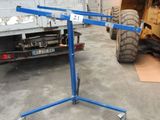 une photo d'un camion équipé d'une grue à l'arrière