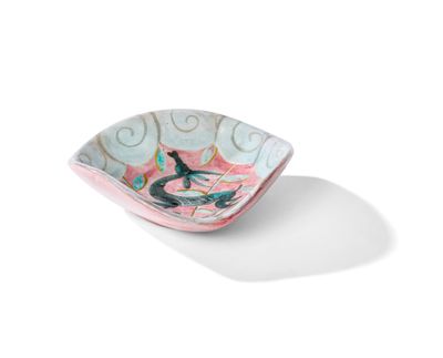 petit bol rose et bleu orné d'un oiseau sur fond blanc