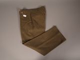Le pantalon est marron et porte une étiquette blanche.