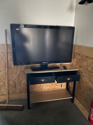 une télévision à écran plat posée sur une table noire