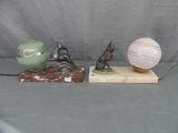 trois figurines posées sur une table