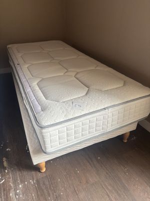 un matelas posé dans un coin de la pièce