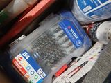 une boîte pleine d'objets assortis qui se trouvent dans la boîte