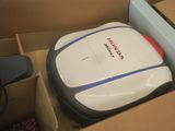 un robot posé dans une boîte par terre