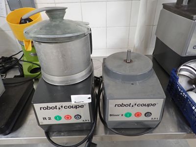 deux mixeurs posés sur un plan de travail dans une cuisine