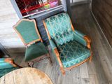 two chairs that are sitting next to each other