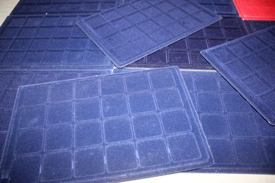quatre tapis bleus empilés les uns sur les autres sur une table