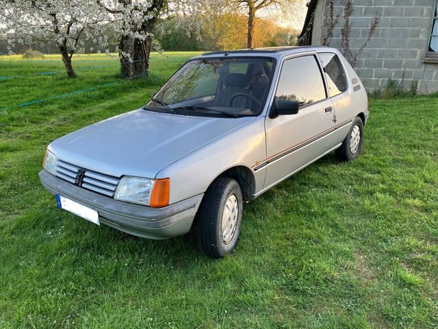 Véhicule particulier Peugeot 205 1.6 90 cv édition limité OPEN (8...