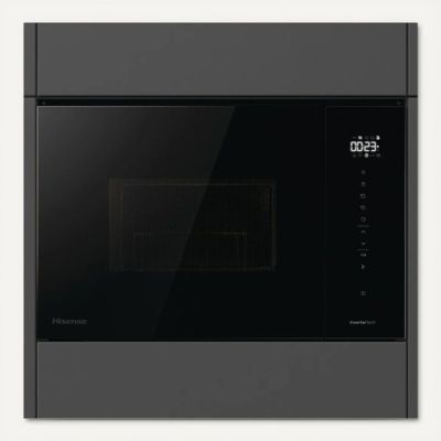 une photo d'un micro-ondes noir dont la porte est ouverte