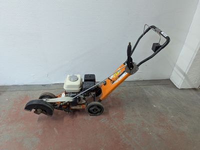 une photo d'une petite tondeuse à gazon dans un garage
