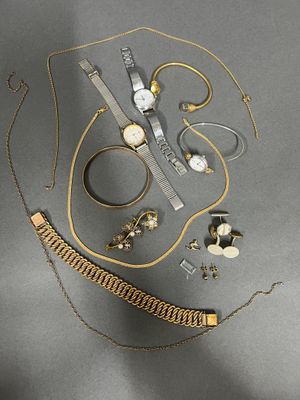 Plusieurs bijoux sont disposés sur une surface grise