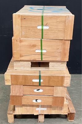 quatre caisses en bois empilées les unes sur les autres sur une palette