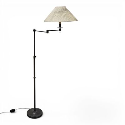 une image représentant un lampadaire surmonté d'un abat-jour