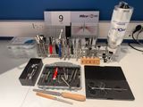 une table sur laquelle sont posés de nombreux outils