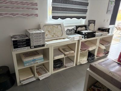une pièce avec beaucoup de boîtes sur les étagères