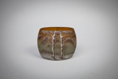 VASE En verre émaillé À décor d'un paysage enneigé