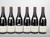 six bouteilles de vin alignées sur une table