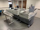 deux machines qui se trouvent au milieu d'une pièce