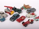 un grand nombre de petites voitures posées sur une table