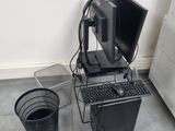 une photo d'un bureau d'ordinateur avec un écran et un clavier