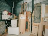une pièce remplie de cartons et d'autres objets