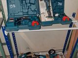 une étagère sur laquelle sont posés des outils, dans une pièce