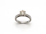 gros plan d'une bague en diamant sur une surface blanche