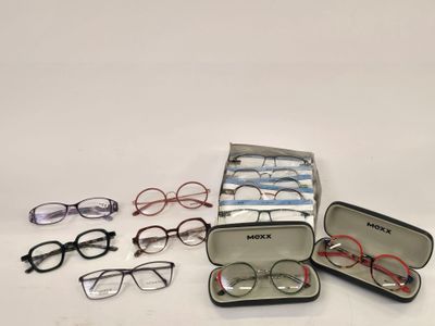 plusieurs paires de lunettes dans un étui posé sur une surface blanche