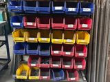 de nombreux bacs de différentes couleurs et tailles sur l'étagère